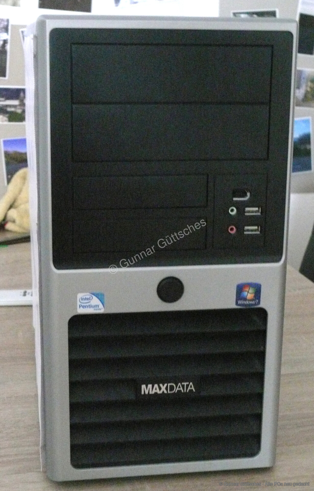 Silbernes MAXDATA-PC-Gehäuse des ASRock-Systems mit sichtbaren Gebrauchsspuren