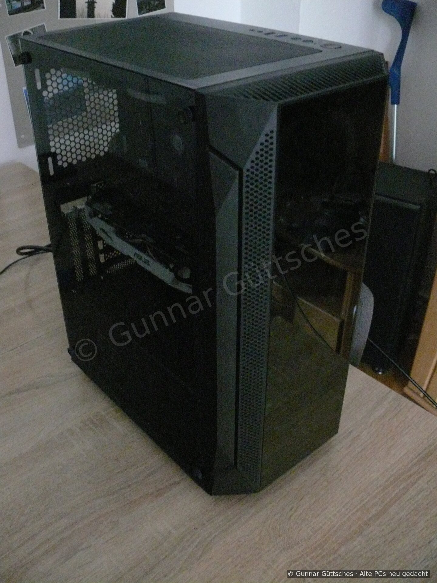 Schwarzes PC-Gehäuse des aufgebauten i7-4790-Systems