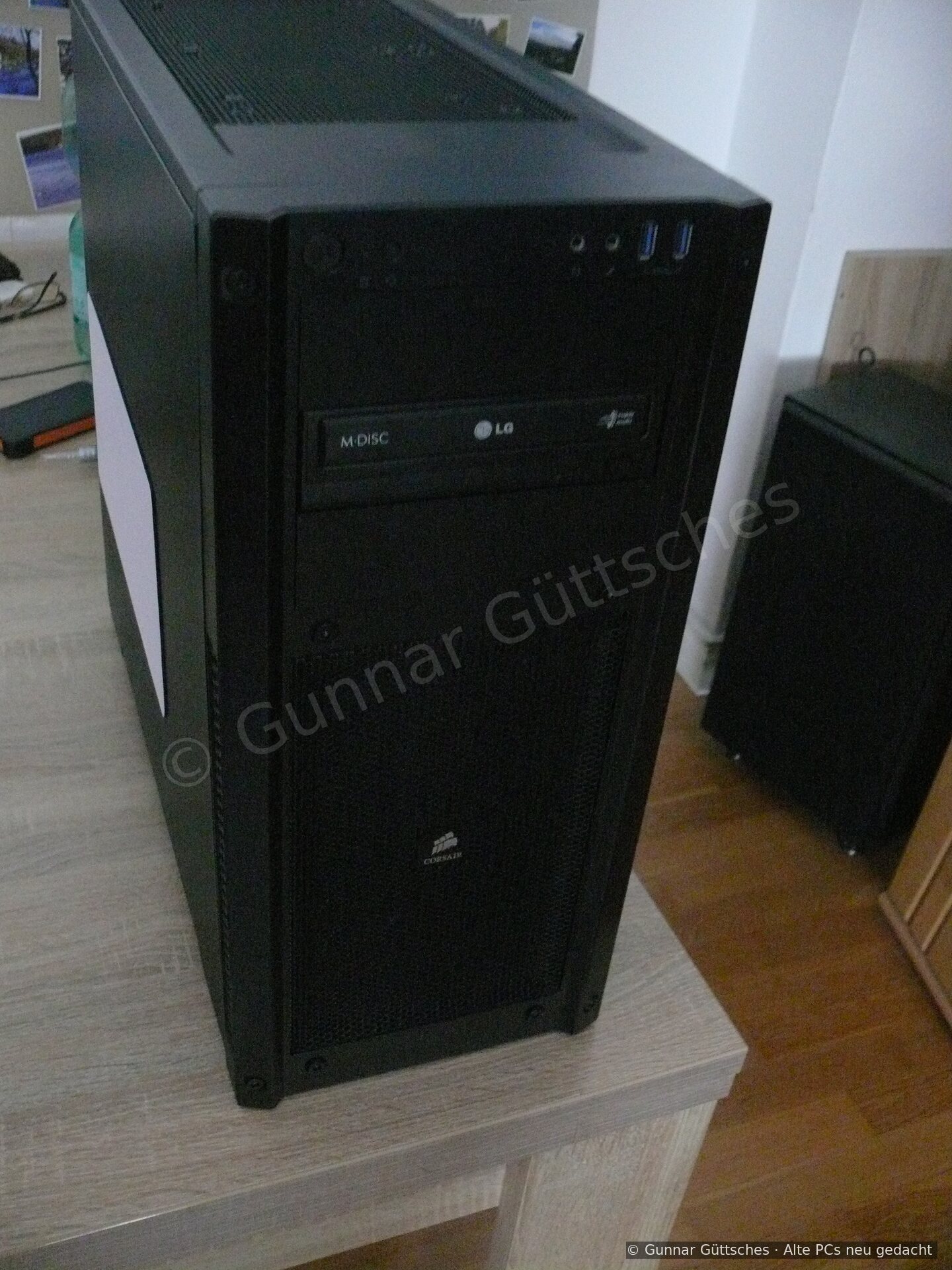 Schwarzes Corsair-Gehäuse des Ryzen-7-Rechners mit DVD-Laufwerk