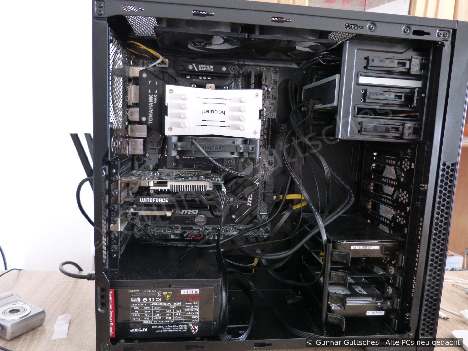 Geöffneter Ryzen-Rechner mit B450 Tomahawk Max, be-quiet-Kühler und Windforce-Grafikkarte