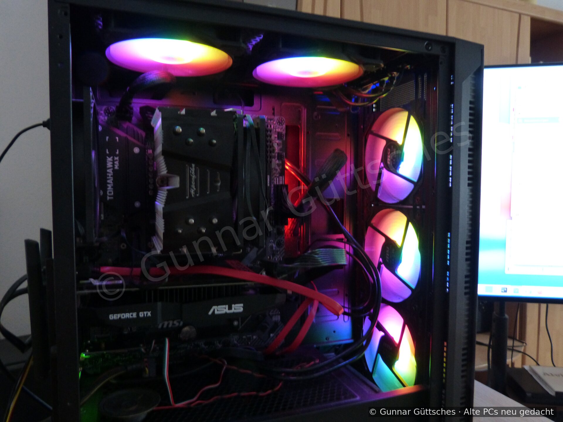 Laufender PC-Innenraum mit B450 Tomahawk Max, großem CPU-Kühler und beleuchteten Gehäuselüftern