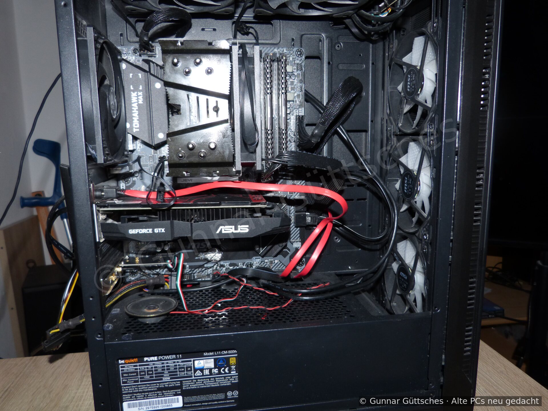 Innenraum des MSI-Rechners mit Tomahawk-Max-Mainboard, ASUS-Grafikkarte und großem CPU-Kühler